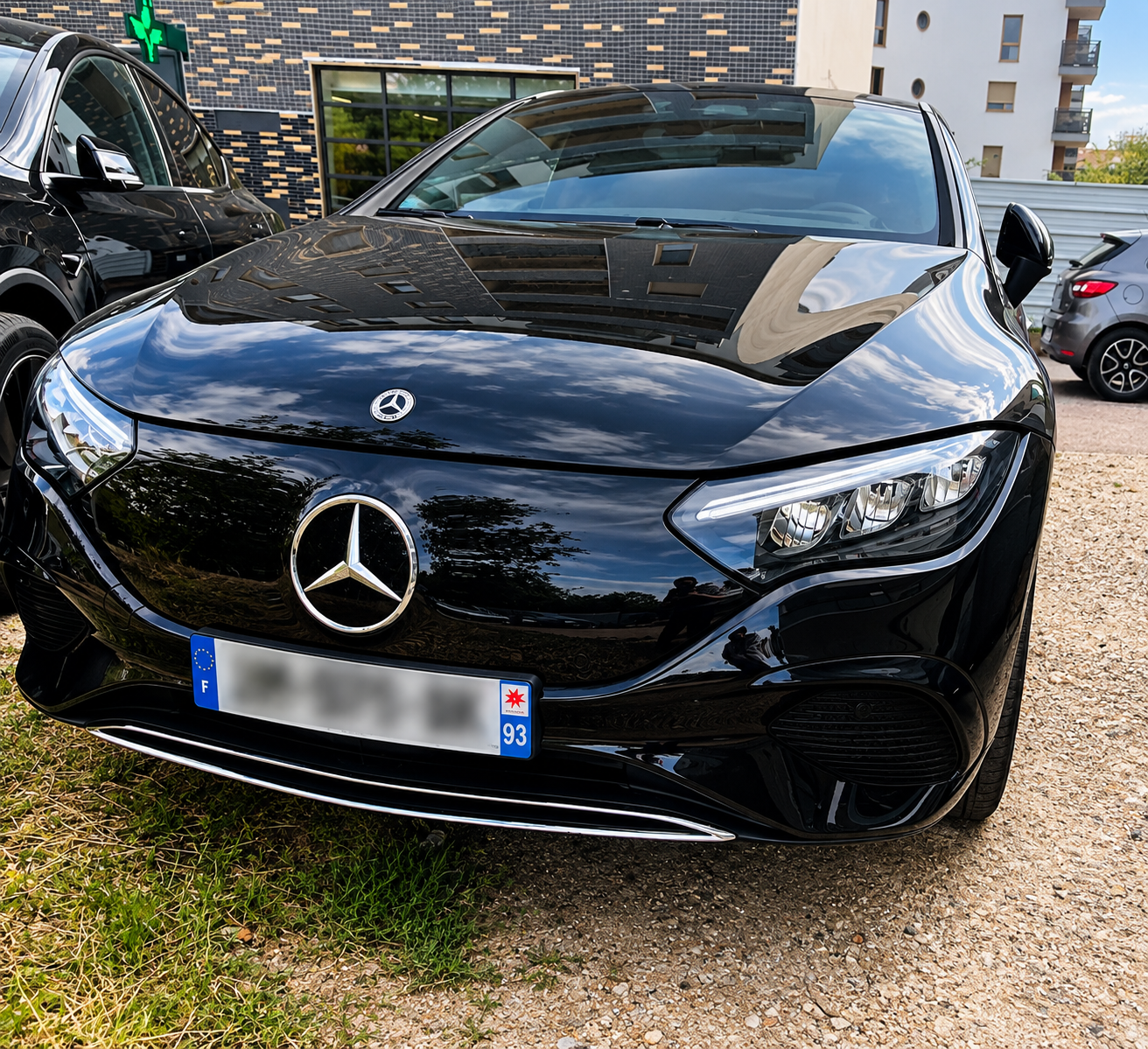 Mercedes-noir-brillant-vue-frontale